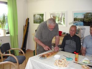 Rainhard beim aufschneiden der Lachsseiten.